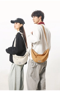 Détail des sacs croissant en nylon blanc cassé et gingembre avec larges bandoulières réglables