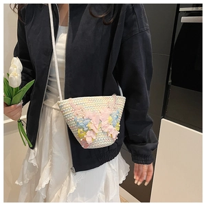Nahaufnahme der gewebten Beuteltasche mit 3D-Organza-Blumen und Perlen auf weißem Kleid