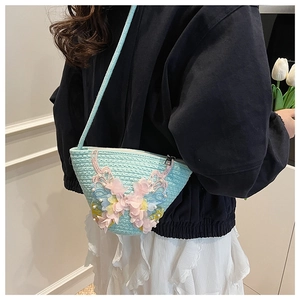 Detailansicht der hellblauen gewebten Beuteltasche mit floralen Schmetterlingsakzenten