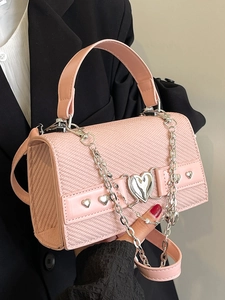 Sac à bandoulière en similicuir rose tressé avec boucle cœur et chaîne argentée