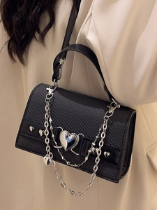 Sac à bandoulière noir avec chaîne à cœur argenté et finition texturée pour femmes