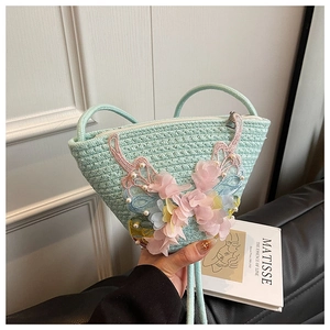 Detailansicht der Web-Beuteltasche mit 3D-Chiffonblumen, Spitzen-Schmetterlingen und Perlen