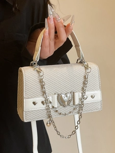 Sac bandoulière tissé blanc avec rivets en forme de cœur et chaîne en métal argenté