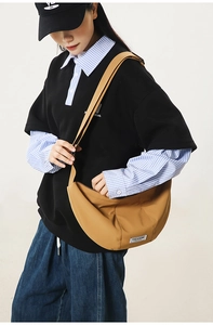 Détail du sac croissant en nylon camel avec étiquette CHUANGMI blanche et bandoulière