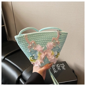 Nahaufnahme hellblaue Web-Beuteltasche mit 3D-Spitzenblumen und Perlen-Schmetterlingen