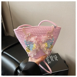 Detailansicht der rosa geflochtenen Beuteltasche mit großem Spitzen-Schmetterling
