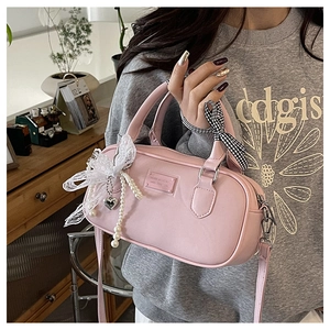 Sac bowling rose avec chaîne de perles, dentelle et ruban à carreaux élégant