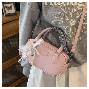 Sac bowling rose avec pendentif en dentelle et poignée ornée d'un ruban à carreaux