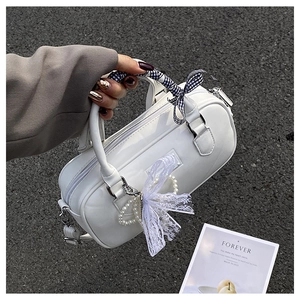 Vue détaillée du sac bowling blanc avec nœud en dentelle, perles et ruban à carreaux