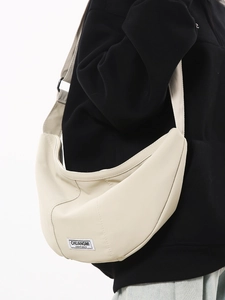 Sac bandoulière minimaliste en nylon blanc crème style dumpling avec étiquette moderne