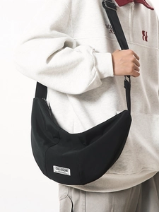 Sac bandoulière demi-lune en nylon noir minimaliste avec bandoulière réglable et robuste