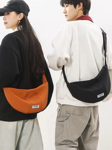Sac bandoulière en nylon unisexe en orange-brun et noir avec sangle réglable