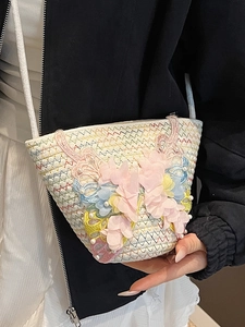 Regenbogen gewebte Beuteltasche mit großer rosa 3D-Blume und weißer Spitzenstickerei