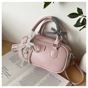 Sac bowling rose avec nœud en dentelle, breloque perle et ruban vichy, décor chic