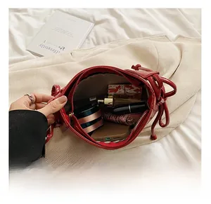 Vista interna della borsa a secchiello in pelle rossa che mostra spazio per il telefono