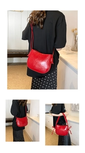 Dettagli del design con nodo laterale e retro della borsa a secchiello rossa in pelle cerata