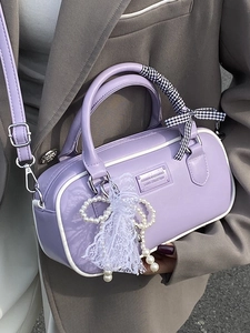 Sac Boston violet élégant avec liseré blanc et breloque en perles pour femmes