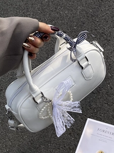 Sac bowling élégant en cuir verni blanc avec décor de nœud et breloque cœur en perles
