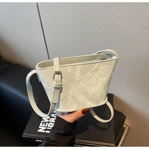 Détails d'un sac seau en cuir PU gaufré avec motifs papillons et bandoulière réglable