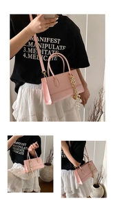 Rosa quadratische Handtasche mit floralem Seidentuch und abnehmbarem Schultergurt-Detail