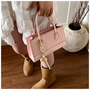 Details zur rosa PU-Leder Handtasche mit Fashion & YM Text und gewebtem Anhänger
