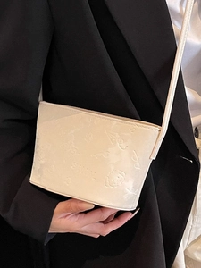 Sac seau beige chic avec motifs Smile embossés et dessins animés sur fond de costume