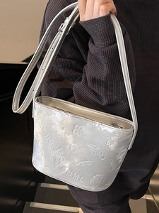 Sac seau argenté minimaliste avec gaufrage floral 3D et fine bandoulière