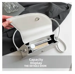 Vue détaillée de l'intérieur du sac à bandoulière blanc montrant la capacité du téléphone