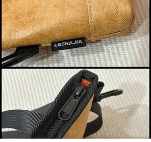 Detailansicht der DuPont-Papiertasche mit LESHAJIA-Label und glattem YKK-Reißverschluss