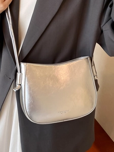 Borsa a tracolla minimalista in pelle cerata argento con forma a mezzaluna