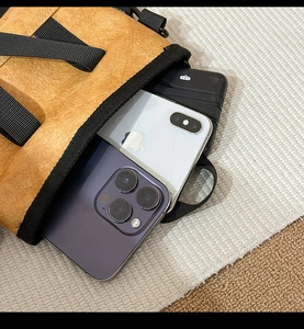 Braune Tyvek-Umhängetasche Detailansicht mit Platz für Smartphones und eine Powerbank