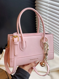 Minimalistische rosa Umhängetasche mit Griff und goldenem Glockenanhänger für Damen