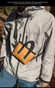Detail der Tyvek-Tragetasche mit Knitteroptik, schwarzem Griff und Nylon-Gurt