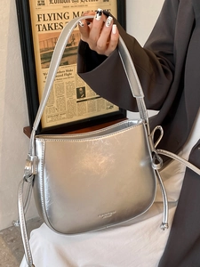 Borsa a secchiello minimalista in pelle cerata argento con fiocco e forma a mezzaluna