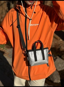 Detailaufnahme der mini silbernen Umhängetasche mit Faltenstruktur und Nylonriemen