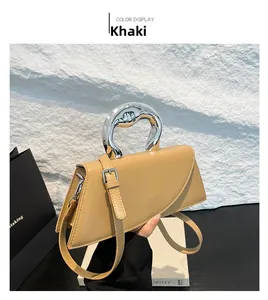 Détail du sac en cuir PU kaki avec poignée métallique argentée et rabat texturé chic