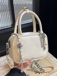 Elegante borsa a mano beige stampa coccodrillo con tracolla a catena argento e ciondolo