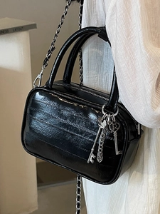 Borsa a tracolla nera lucida con catena d'argento e ciondolo a forma di chiave