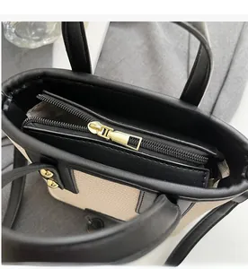 Détail de la fermeture éclair dorée lisse et de l'intérieur beige de ce sac cabas chic
