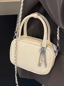 Elegante mini borsa a tracolla bianco crema con texture coccodrillo e catena in metallo
