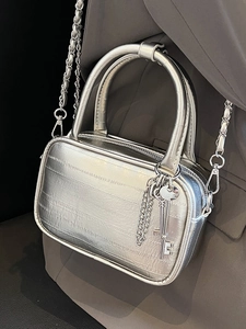 Borsa a mano quadrata argento metallizzato con trama a righe e tracolla a catena