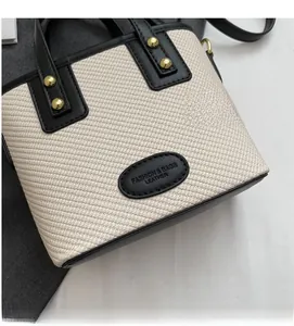 Détail de la texture tissée et des coutures en cuir noir avec rivets dorés polis
