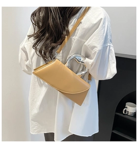 Détail du sac à main en cuir caramel avec poignée distinctive en métal argenté fluide