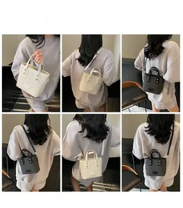 Détails du sac seau bicolore élégant avec texture tissée et deux types de bandoulières