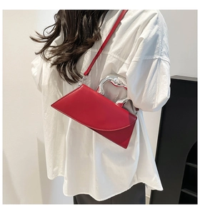 Sac à main asymétrique rouge chic avec poignée en métal argenté et bandoulière fine