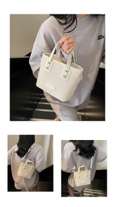 Détail du mini sac seau tressé crème avec clous dorés et diverses options de transport