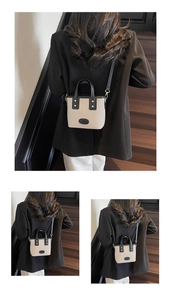 Détail d'un mini sac seau contrasté avec bordure en cuir et bandoulière amovible