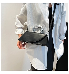 Détail du sac bandoulière géométrique noir avec une poignée cœur en argent poli