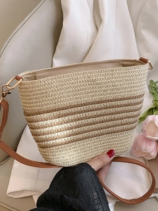 Borsa a secchiello in paglia intrecciata a righe con tracolla in pelle per l'estate