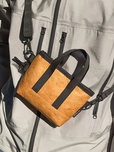 Minimalistische Umhängetasche aus strukturiertem orangefarbenem DuPont-Papier mit Henkeln
